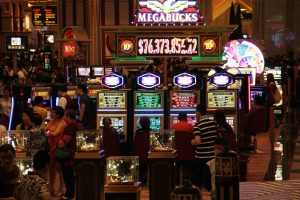 Online Gambling vs. Land-Based Casinos: Which One is Right for You?