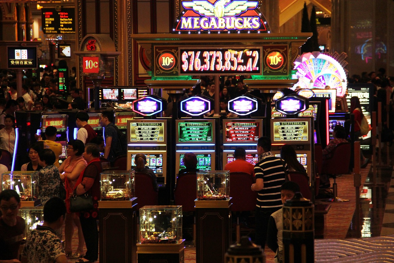 Online Gambling vs. Land-Based Casinos: Which One is Right for You?